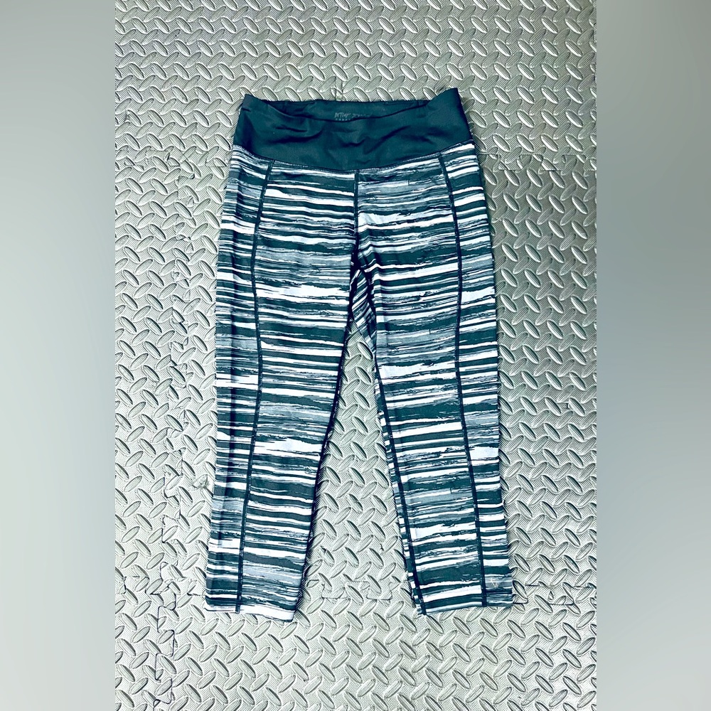 BETSEY JOHNSON Cropped Leggings for Womens. Size Small, Color Black/White Stripe